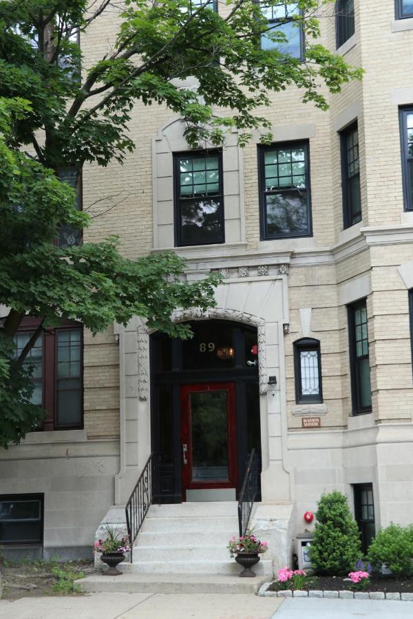Apartment A Stylish W/ A Queen Bed, Heated Floors.. #31 *